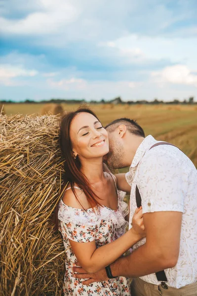 Una Joven Pareja Enamorada Está Pajar Atardecer Chico Chica Aman —  Fotos de Stock