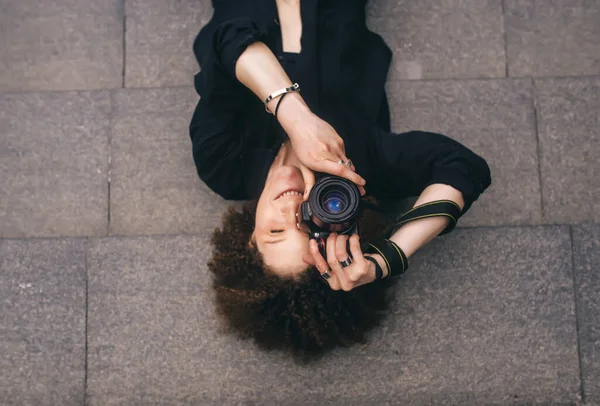 Brunette Woman Digital 50Mm Lens Reflex Camera Lying Steps Top — Stock Photo, Image