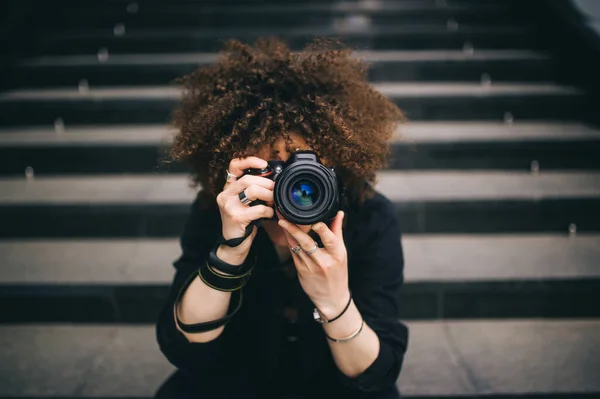 Vrouwelijke Straatfotograaf Zittend Een Trap Zoek Naar Onderwerpen Vooraanzicht Close — Stockfoto