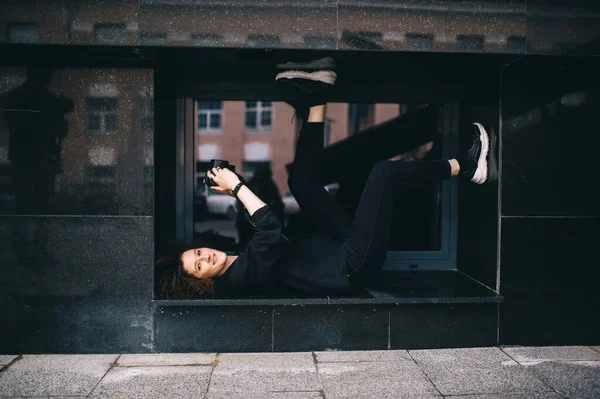 Wanita Dengan Pose Kamera Berbaring Belakang Jendela Bangunan Marmer Jalan — Stok Foto