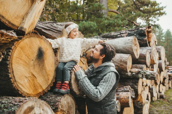 Liten Flicka Njuter Och Kramas Med Ung Pappa Småbarn Leker — Stockfoto