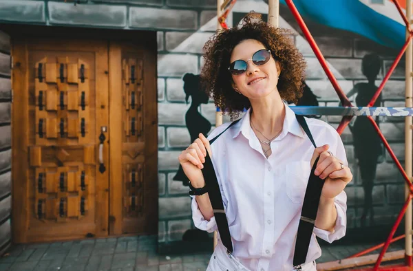 Retrato Una Mujer Caucásica Sonriente Con Pelo Afro Gafas Sol — Foto de Stock