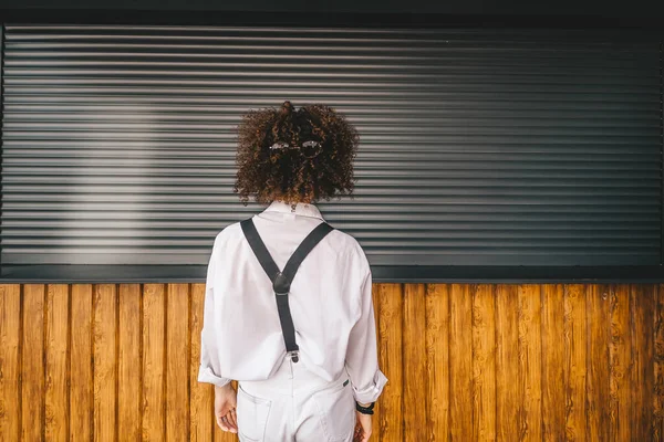 Молода Американка Волоссям Афроамериканського Кольору Одягнена Білу Сорочку Джинси Стоять — стокове фото