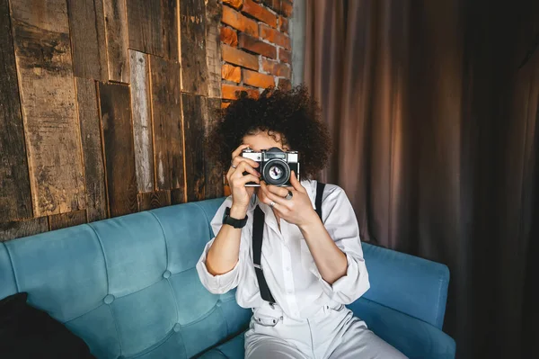 Sonriente Joven Atractiva Con Pelo Afro Usando Camisa Sentada Sofá —  Fotos de Stock