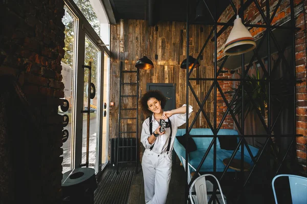Kobieta Fotograf Fryzurą Afro Która Pozuje Miejskiej Kawiarni Portret Poziomy — Zdjęcie stockowe