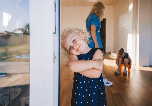 Hermosa Niña Rubia Mirando Desde Casa Puerta — Foto de Stock