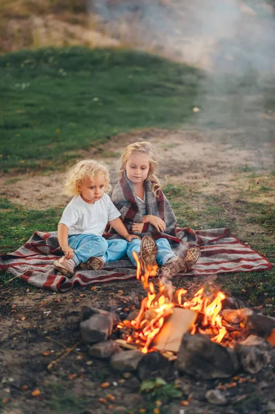 Dos Niñas Lindas Sentadas Junto Una Hoguera Noche Verano Bosque — Foto de Stock