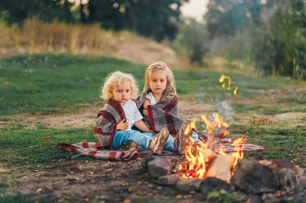 Dwie Słodkie Dziewczynki Siedzące Przy Ognisku Letni Wieczór Lesie Dzieci — Zdjęcie stockowe