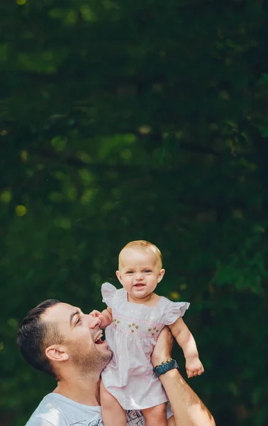Pere Et Petite Fille A L Exterieur Bebe Fille S Amuser Avec Papa Papa Le Bonheur Stock Photo Pere Et Petite Fille A L Exterieur Bebe Fille S Amuser Avec Papa Papa Le Bonheur Stock Photo