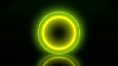 Yansıtan zemin üzerinde yeşil ve sarı parlayan neon daireler video animasyon. - Soyut arka plan - lazer gösterisi