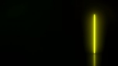 Yeşil ve sarı renkte parlayan dikey neon çizgilerin yansıtıcı zeminde video animasyonu. - Soyut arka plan - lazer gösterisi