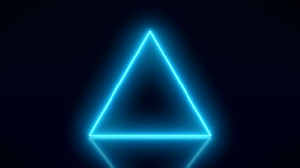 反射床に青色で輝くネオン三角形のビデオアニメーション 抽象的な背景 レーザーショー — ストック動画