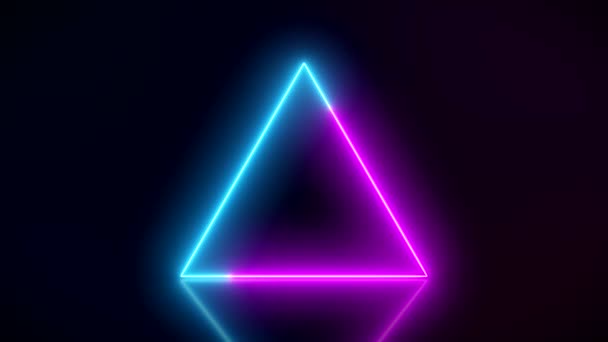反射床に青とマゼンタで輝くネオン三角形のビデオアニメーション 抽象的な背景 レーザーショー — ストック動画