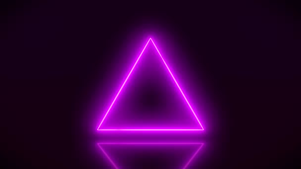 反射床にマゼンタで輝くネオン三角形のビデオアニメーション 抽象的な背景 レーザーショー — ストック動画