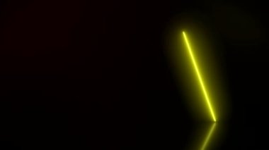 Yansıyan zeminüzerinde kırmızı ve sarı parlayan dikey neon çizgilerin video animasyonu. - Soyut arka plan - lazer gösterisi