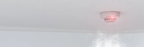Рендеринг Датчика Дыма Установленного Потолке Квартиры Обнаруживает Дым Срабатывает Сигнализация — стоковое фото