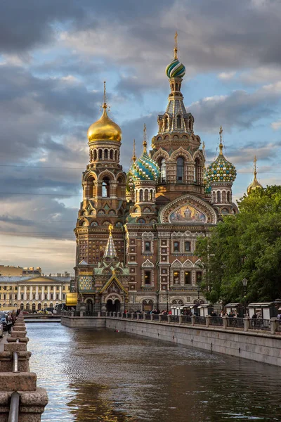 Kilise Savior dökülen kanın akşam gün batımında St Petersburg, Rusya.