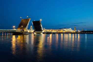 Görünümü tükürmek Vasilyevsky Island'ın, yaz gecesi, St. Petersburg ve Palace Bridge
