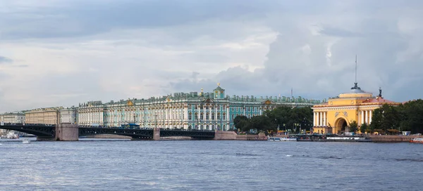 Kış Sarayı, Admiralty ve Palace Bridge St Petersburg nehir Neva üzerinde görünümü