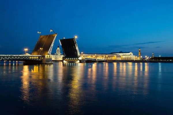 Görünümü tükürmek Vasilyevsky Island'ın, yaz gecesi, St. Petersburg ve Palace Bridge