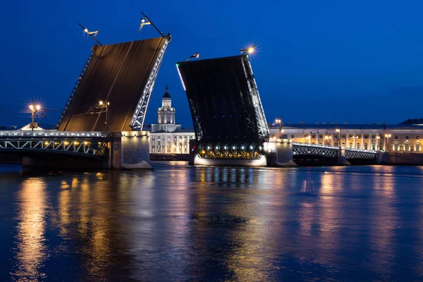 Palace Bridge içindeki Neva nehri geçip açık pozisyon yaz gecesi St Petersburg