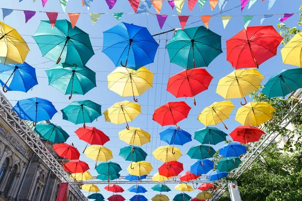 Şemsiye şehrin sokak üzerinde yüzen necklac