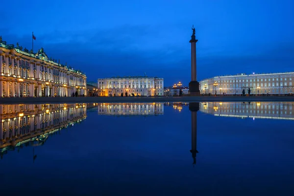 St. Petersburg 'daki Saray Meydanı suya yansıyor.
