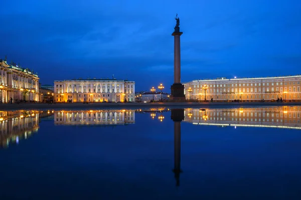 St. Petersburg, Rusya 'da gece Saray Meydanı 'nda yansıtan.