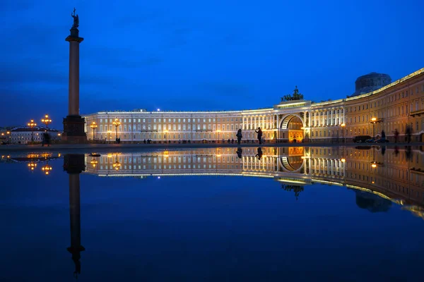 Alexander Palace Square, St. Petersburg geceleri sütununda.