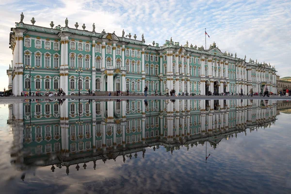 Kış Sarayı 'nın Binası, Saray Meydanı 'ndaki Devlet Ermitaj Müzesi Müzesi 28 Eylül 2015 gece suya yansıtılır. St. Petersburg, Rusya Federasyonu.