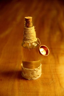 Ahşap zemin üzerinde sıvı bulunan mantarlı şişe görüntüsü