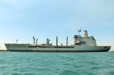 Denizdeki askeri donanma gemisi.