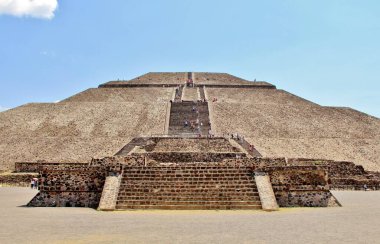 Meksika 'da antik bir şehir olan Teotihuacan, piramitlerin ve harabelerin manzarası