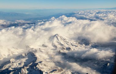 Bulutlardaki dağların güzel hava manzarası 