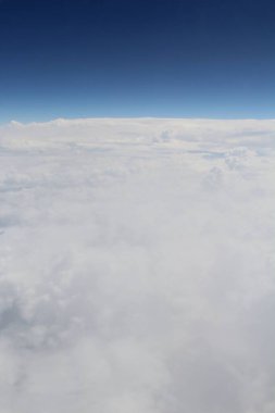 Mavi gökyüzünde beyaz bulutlar