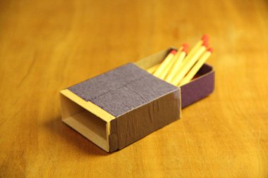 Tahta masa arkasında kibrit çöpleri