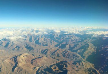 Bulutlardaki dağların güzel hava manzarası 