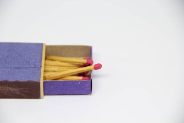 Beyaz arkaplanda kibrit kutusunda kibrit çöpleri