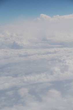 Mavi gökyüzünde beyaz bulutlar