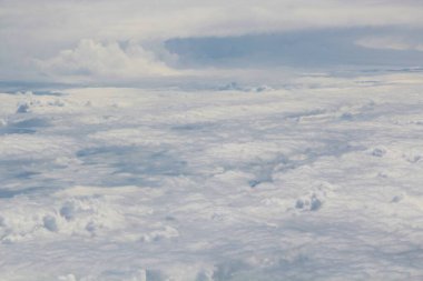 Mavi gökyüzünde beyaz bulutlar