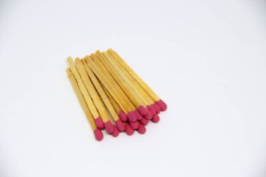 Beyaz arkaplanda kibrit çöpleri