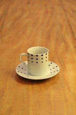 Boş bir kahve fincanını ahşap arka planda bir fincan üzerinde görmek