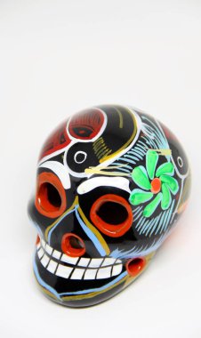 Beyaz arkaplanda Meksika kafatası