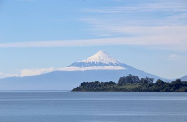 Karlı volkanın manzarası - Şili