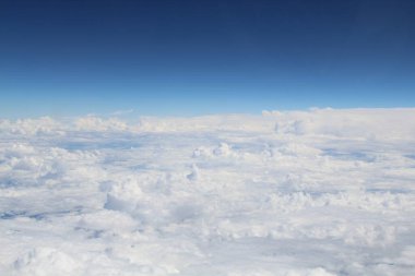 Mavi gökyüzünde beyaz bulutlar