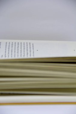 Açılmış kitabın masadaki yakın görüntüsü