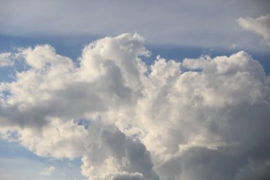 Mavi gökyüzünde beyaz bulutlar