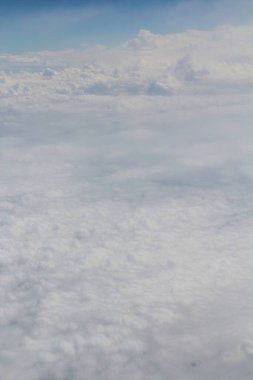 Mavi gökyüzünde beyaz bulutlar