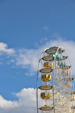 Dönme dolap mavi gökyüzü arkaplanına karşı