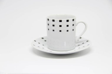 Beyaz arkaplanda fincan ve fincan tabağı görüntüsü 